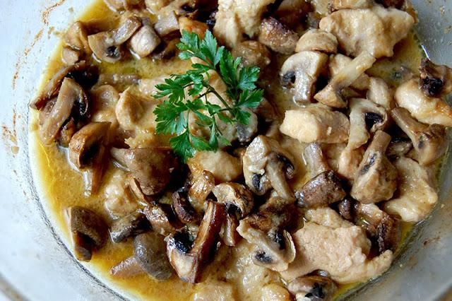 Pierś kurczaka z pieczarkami w sosie miodowo-musztardowym
