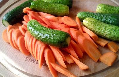 Sałatka ogórkowa z marchwią i curry